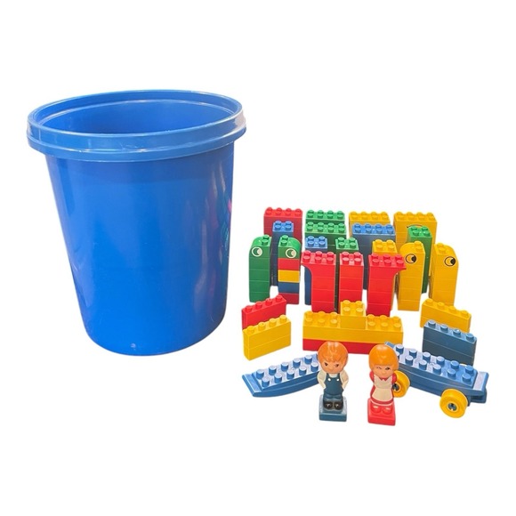 TYCO Super Blocks Bucket 100+ Pieces Car & Boy Girl Figures Pre-school Toddler‎ - Picture 1 of 3